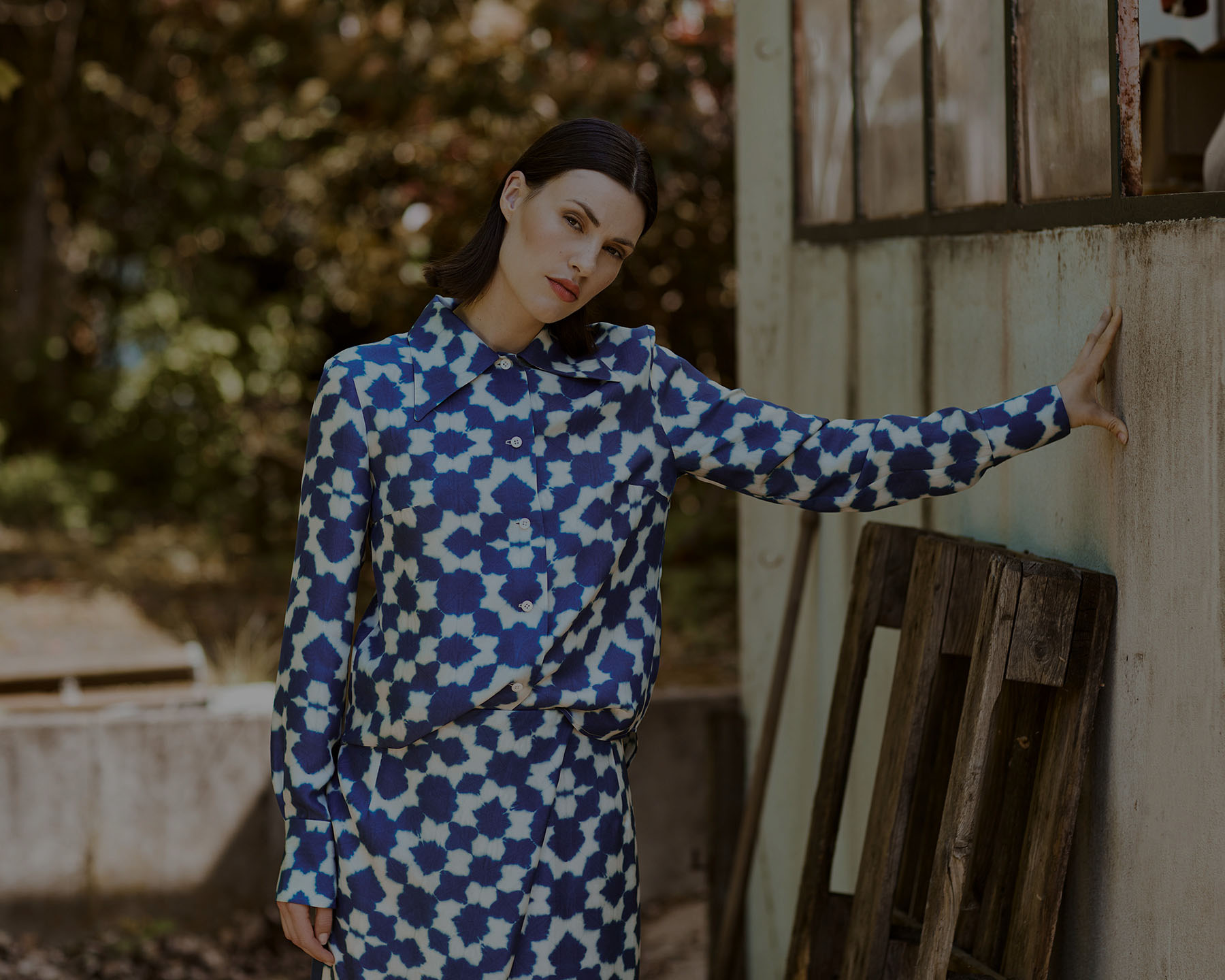 Fashion-Editorial-Porträt eines Models in einem blau-weiß gemusterten Outfit