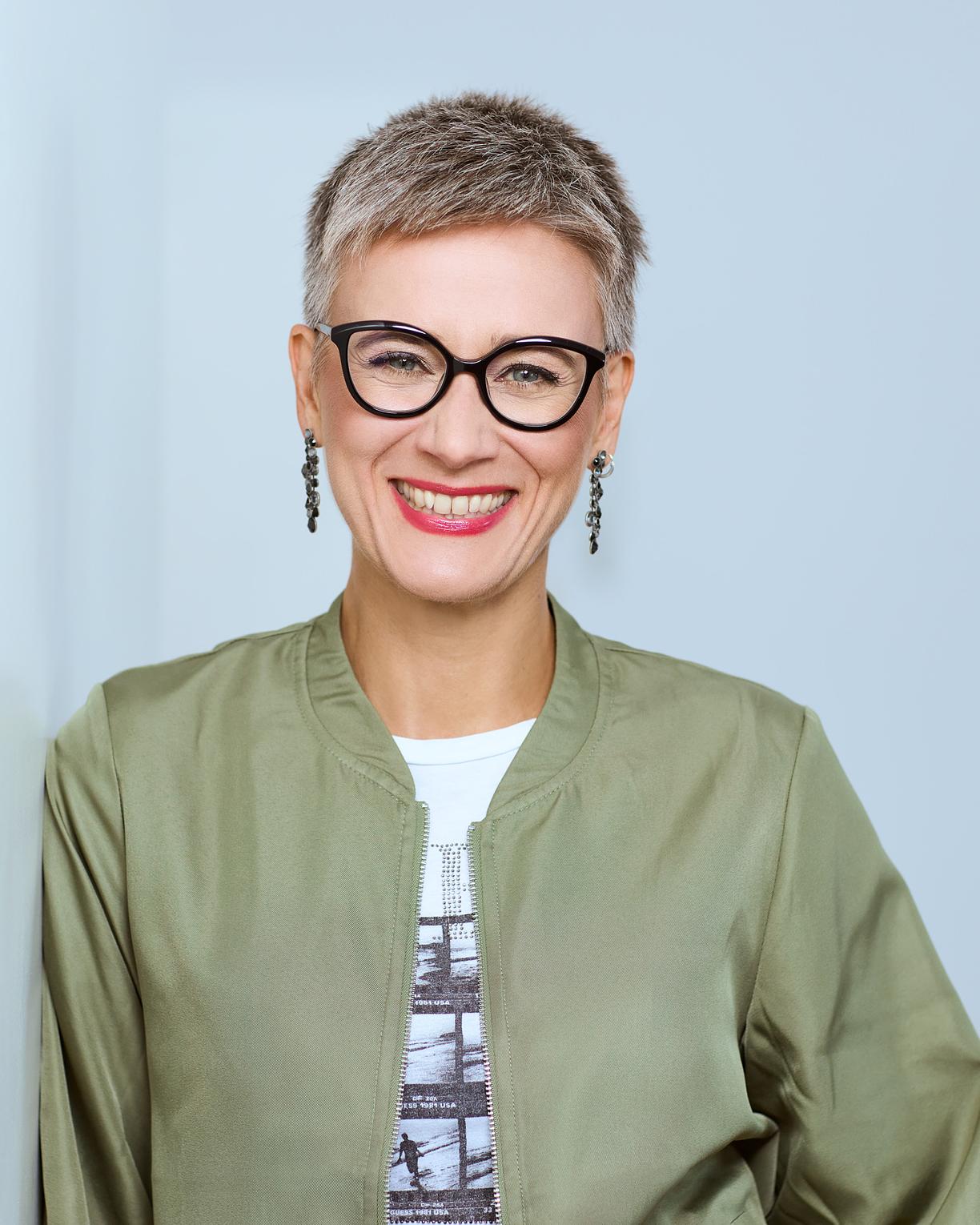Porträt, selfbranding, Frau in khaki Jacke mit Brille