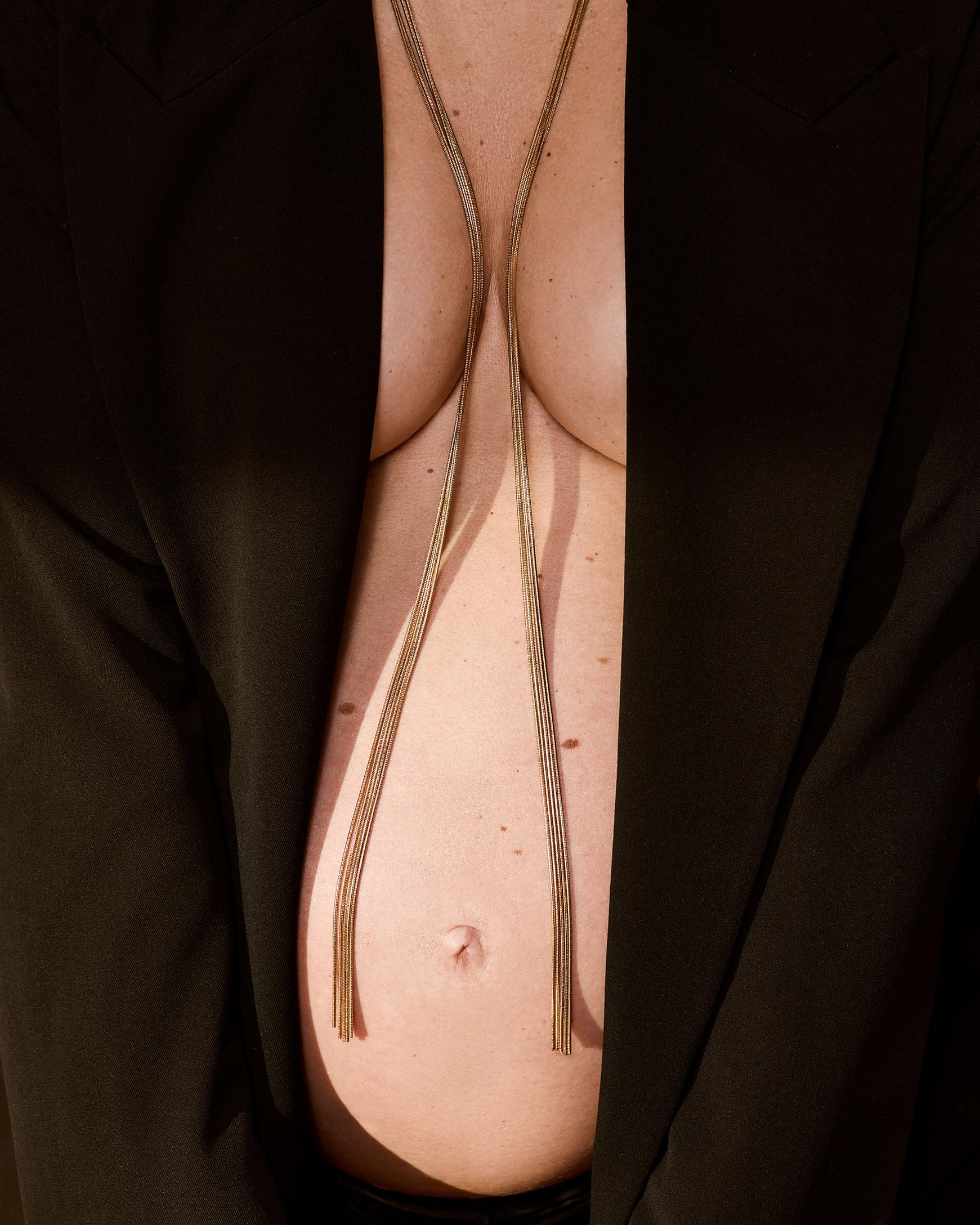 Nina Ensmann, Babybauch Fotoshooting, Fashion editorial, GZSZ Nina Ensmann, Modestrecke, Babybelly Photoshoot, black blazer, gold chain