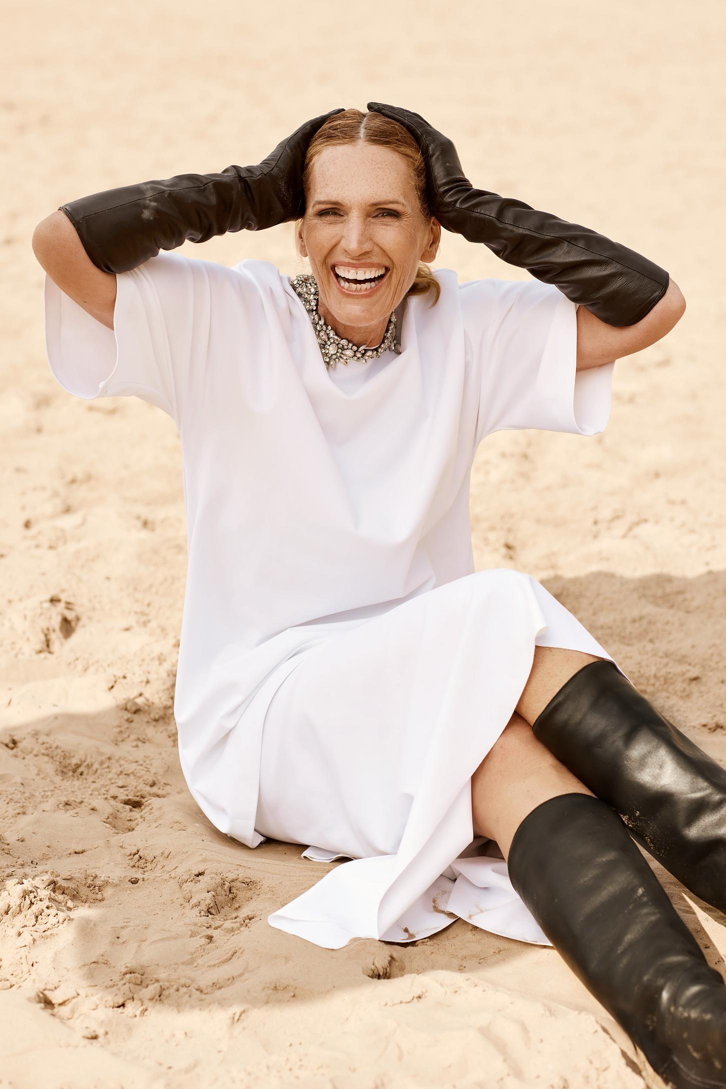 Fashioncollection, fashioneditorial, editorial, Lookbook, Shooting, Some Eden, Mode, Photoshoot, white shirt, white skirt, leather boots,