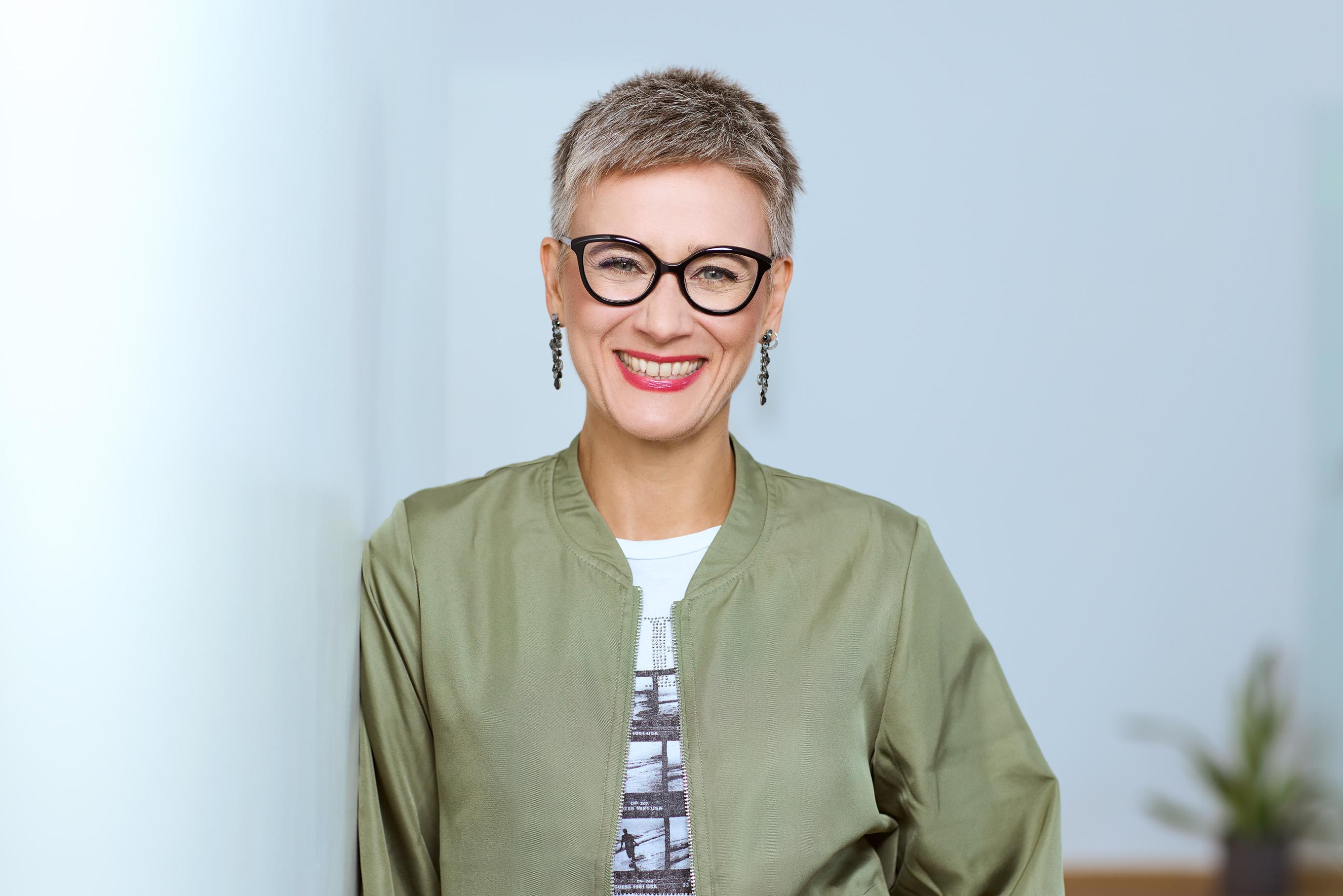 Porträt, selfbranding, Unternehmerin in khaki Jacke mit Brille