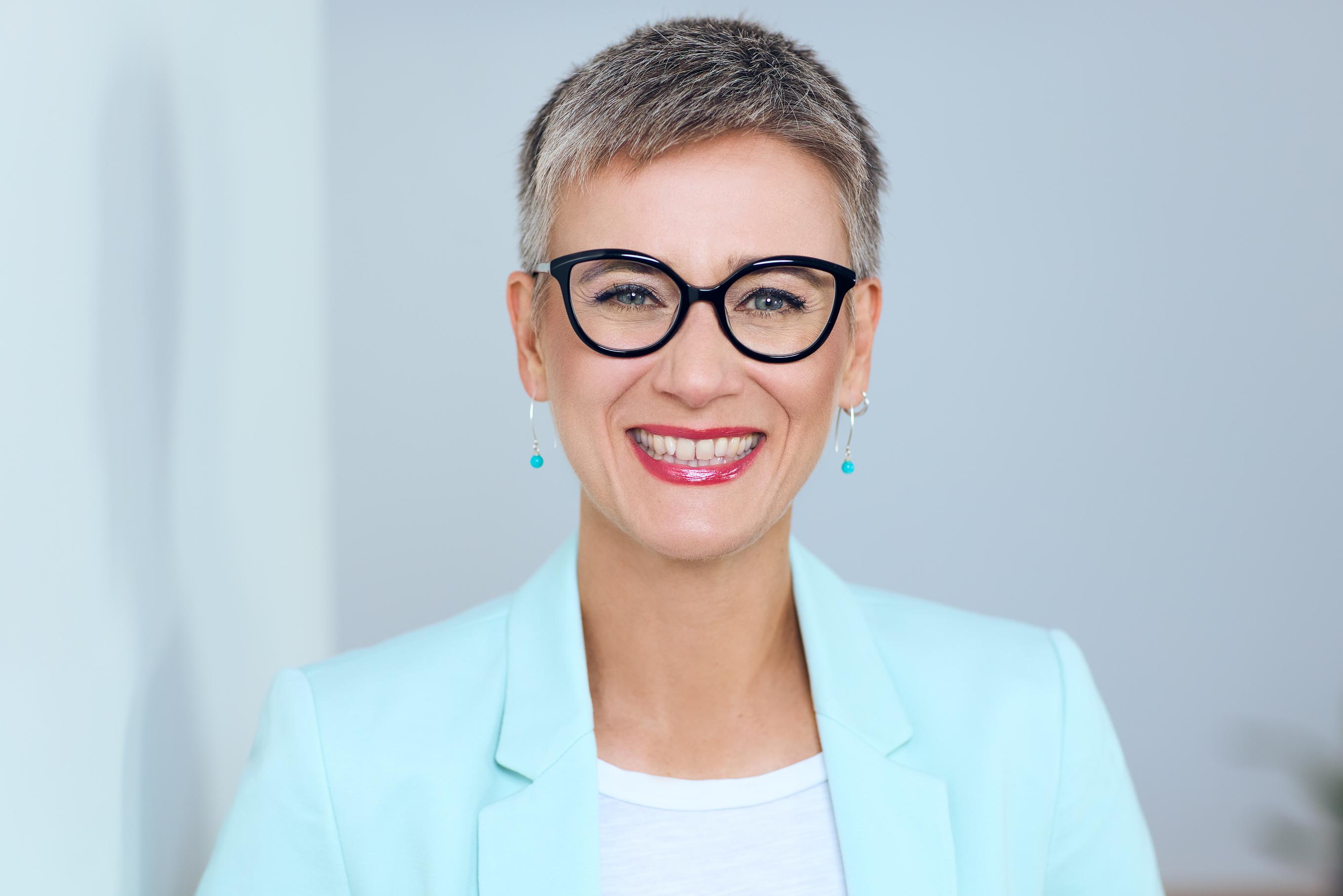 Porträt, selfbranding, Unternehmerin, mint farbiger Blazer