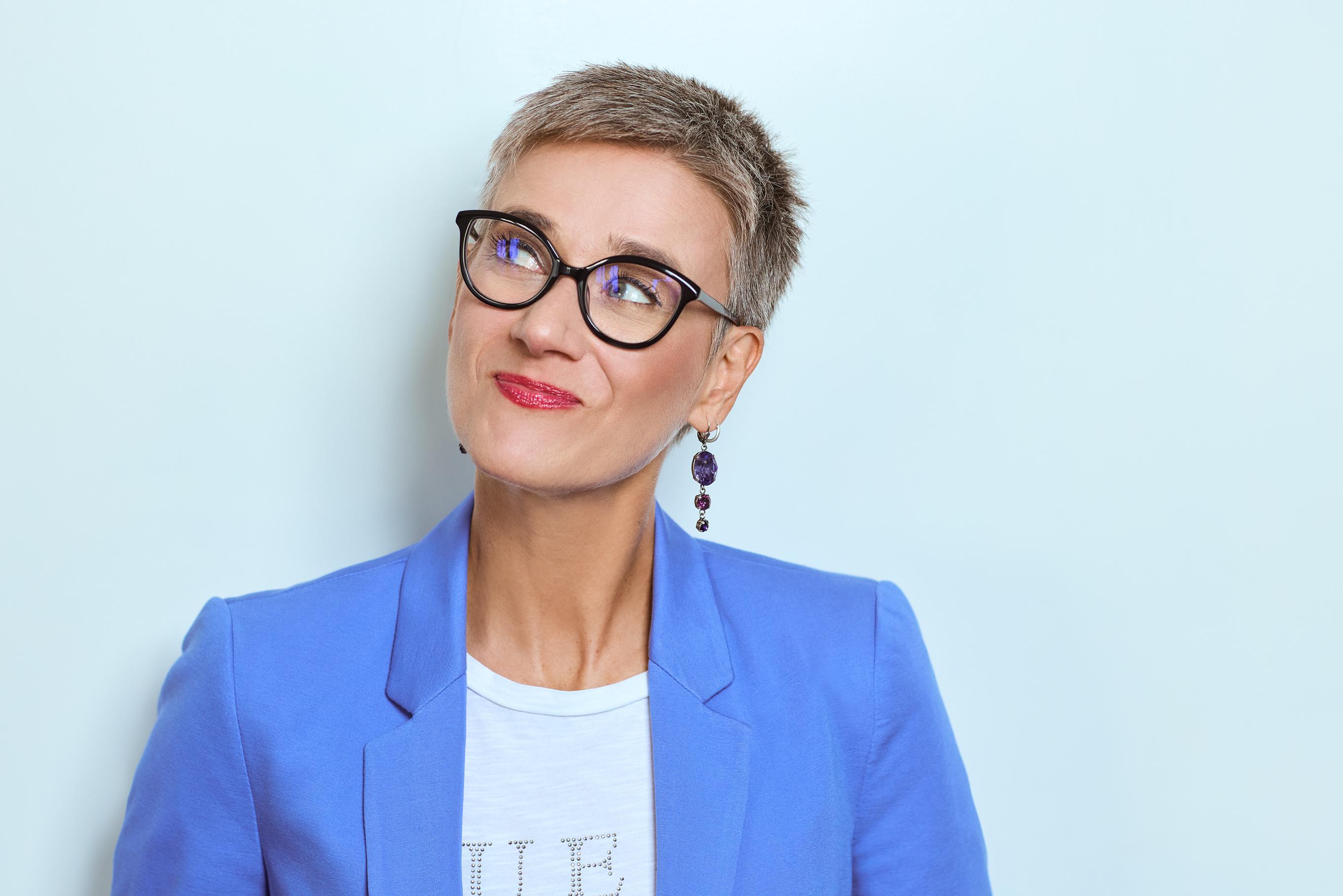 Porträt, selfbranding, Unternehmerin, blauer Blazer