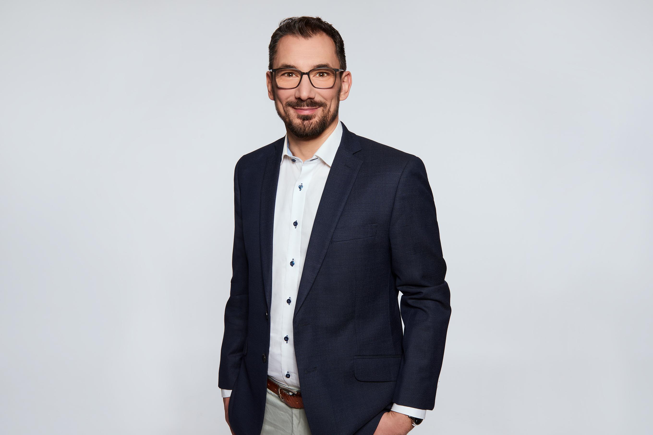 Studioporträt eines Mannes mit dynamischer Haltung