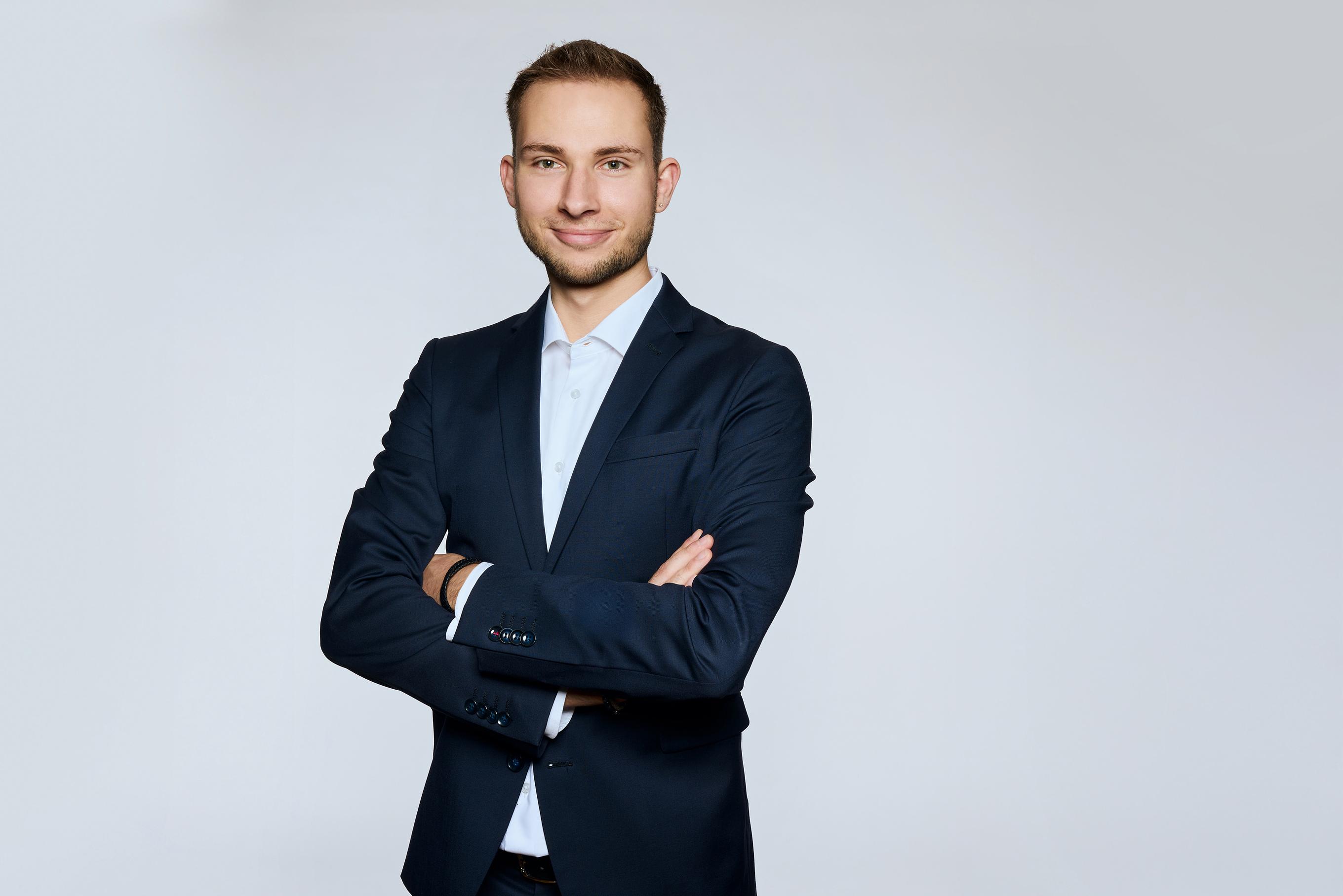 Studioporträt eines Mannes mit dynamischer Haltung