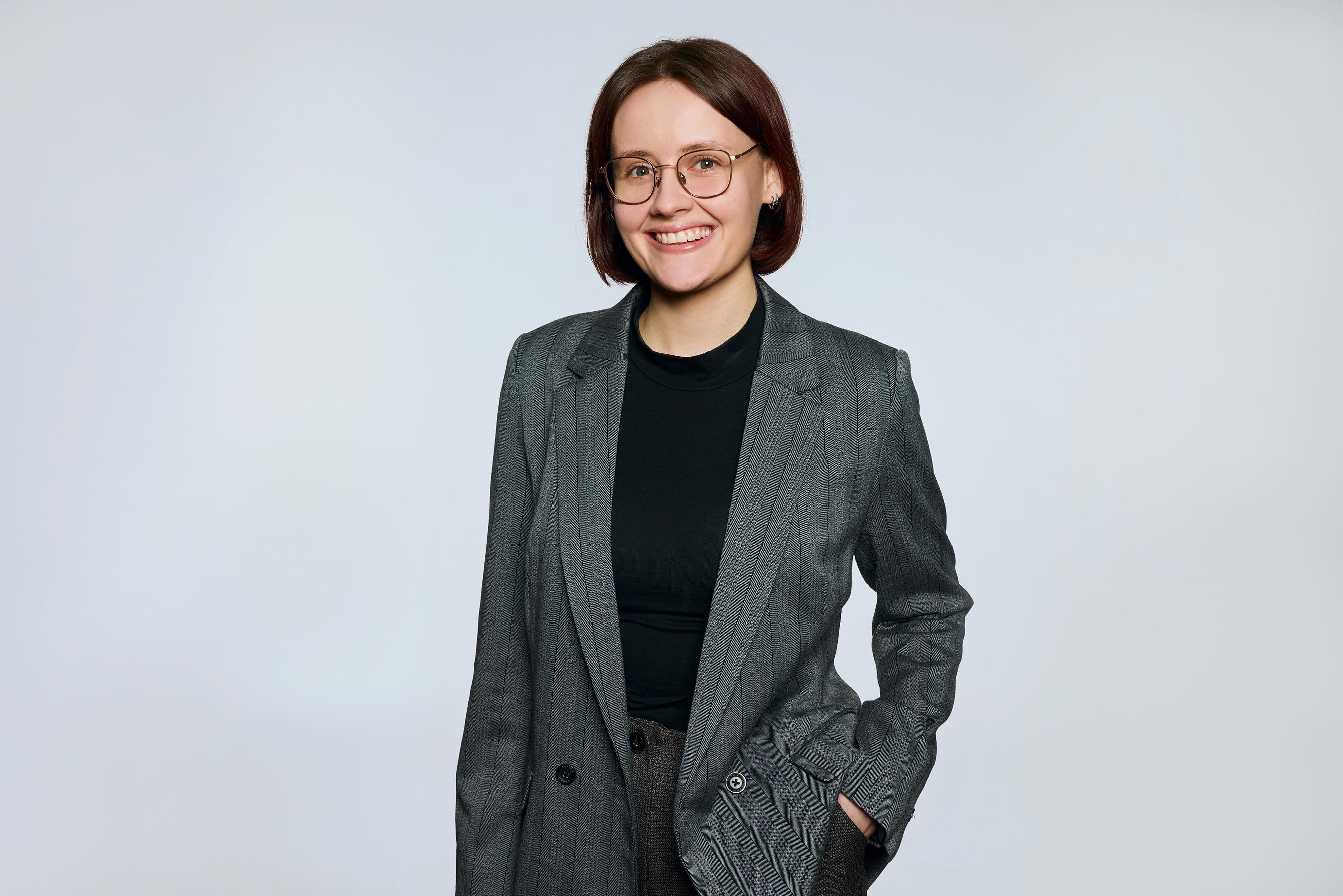 Studioporträt einer Frau mit dynamischer Haltung