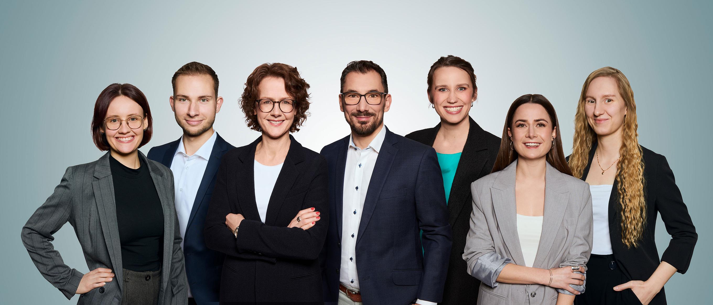 Dynamisches Gruppenfoto bestehend aus mehreren Personen